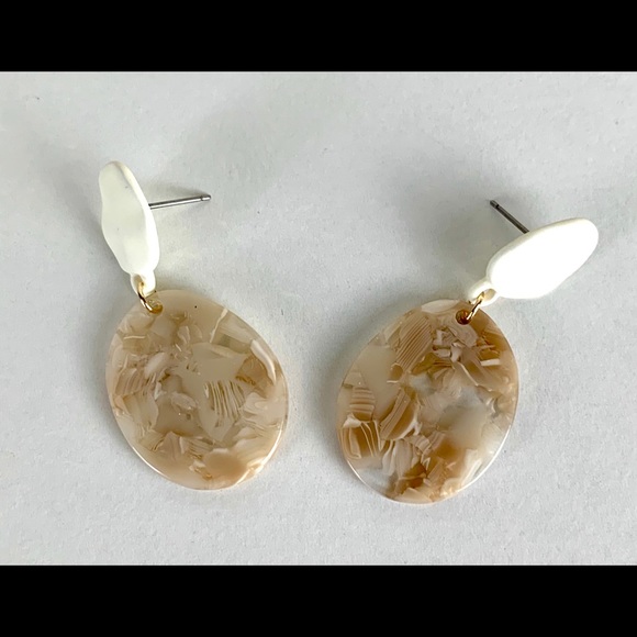 🌺Ivory and Beige Earrings - Picture 2 of 3